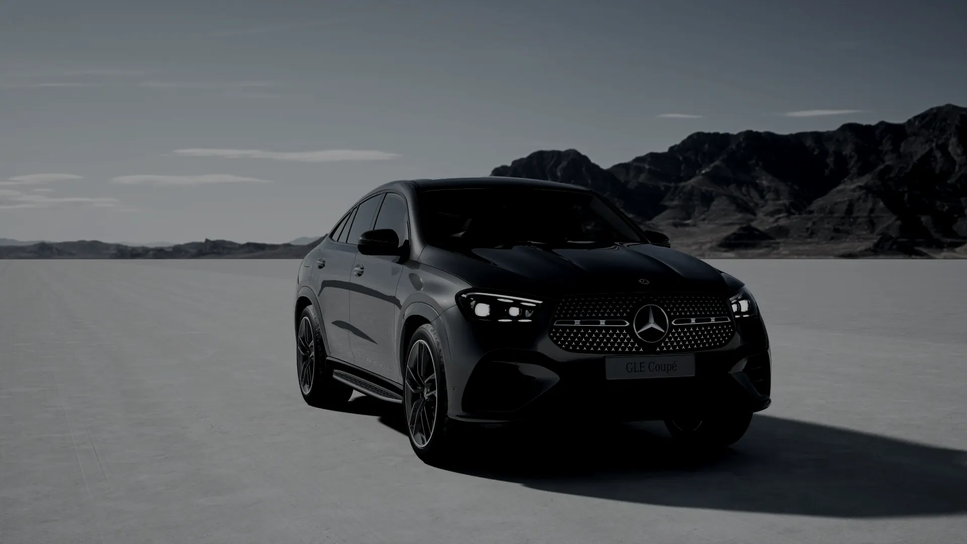 GLE Coupé grigio scuro vista frontale su distesa di sale